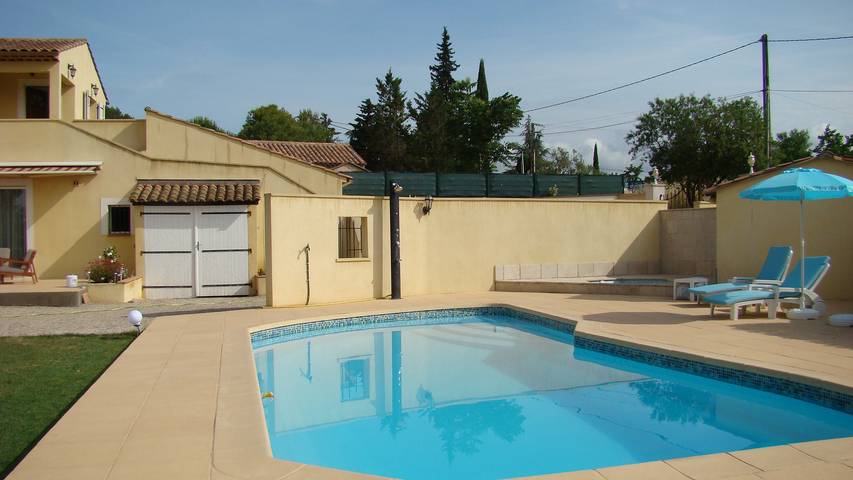 Gîte pour 4 personnes, avec piscine et jacuzzi, adapté aux familles