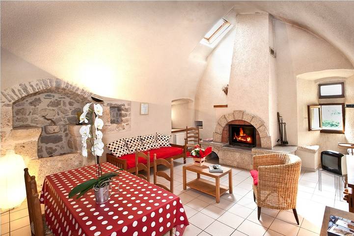 Gîte pour 3 personnes, avec Balcon et Terrasse ainsi que Jardin et Piscine