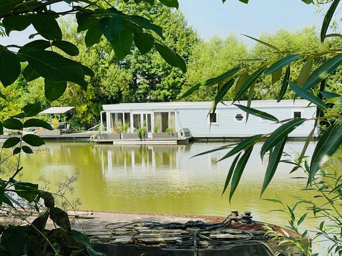 Hausboot direkt auf der Weser in Hameln, Weserbergland