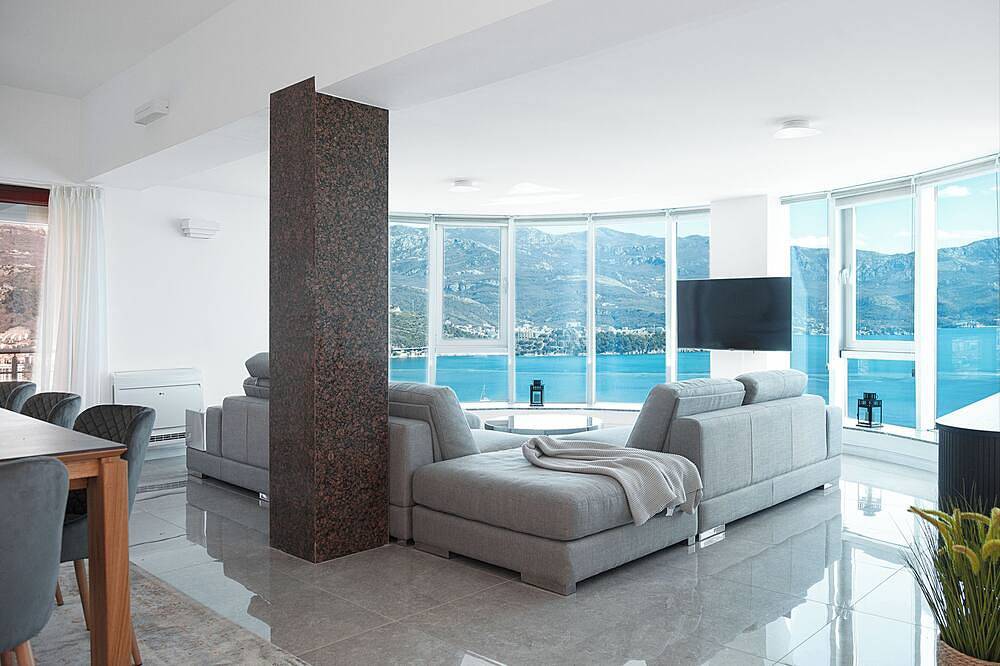 Entire apartment, Best View 4-bedroom apartment with swimming pool and private top-roof terrace in Budva, Opština Budva
