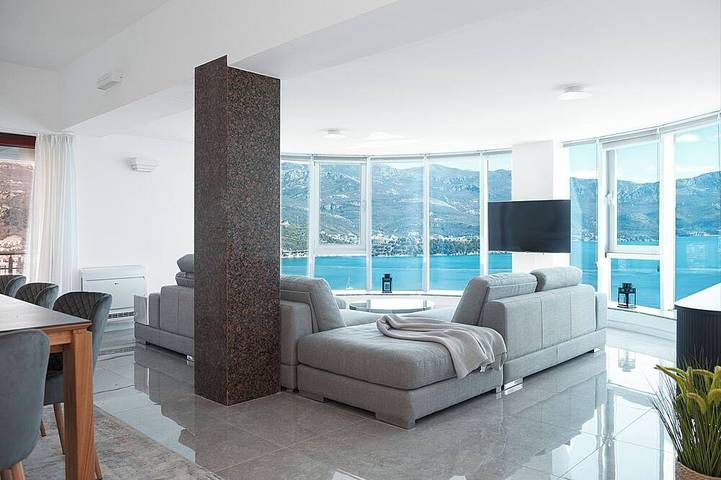 Ganze Wohnung, Best View 4-bedroom apartment with swimming pool and private top-roof terrace in Budva, Opština Budva