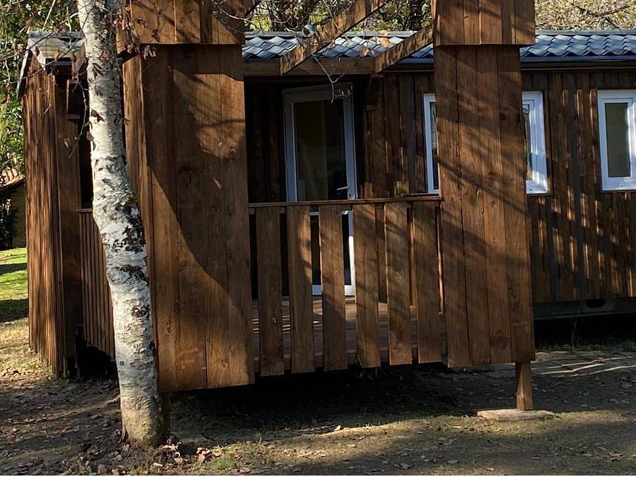 Camping les Pialades - Mobilheim 4 personen - Holz-Mobilheim Baby mit Klima - 26m² mit überdachter Terrasse / 2 Zimmer in Nabirat, Périgord Noir