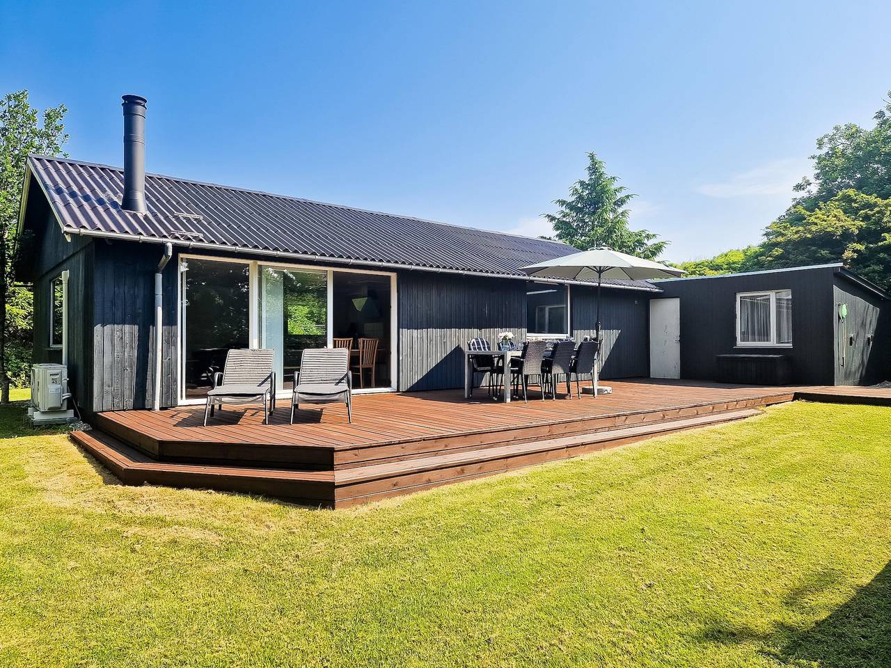 Family-friendly holiday home with large wilderness bath, close to the water. in Kærgården, Limfjord in Nordjütland