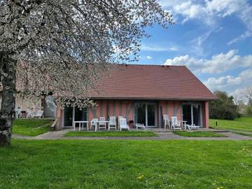 Gîte pour 10 personnes, avec jardin à Géraudot