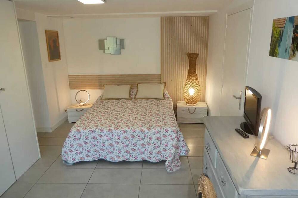 Entire apartment, Homerez - Apt. in Latresne with Jacuzzi in Latresne, Bordeaux region