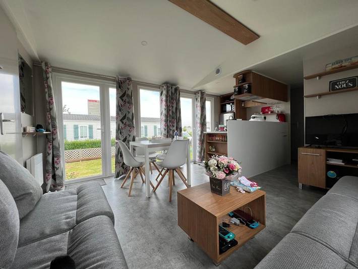 Camping pour 8 personnes, avec sauna et jacuzzi ainsi que jardin et piscine, animaux acceptés