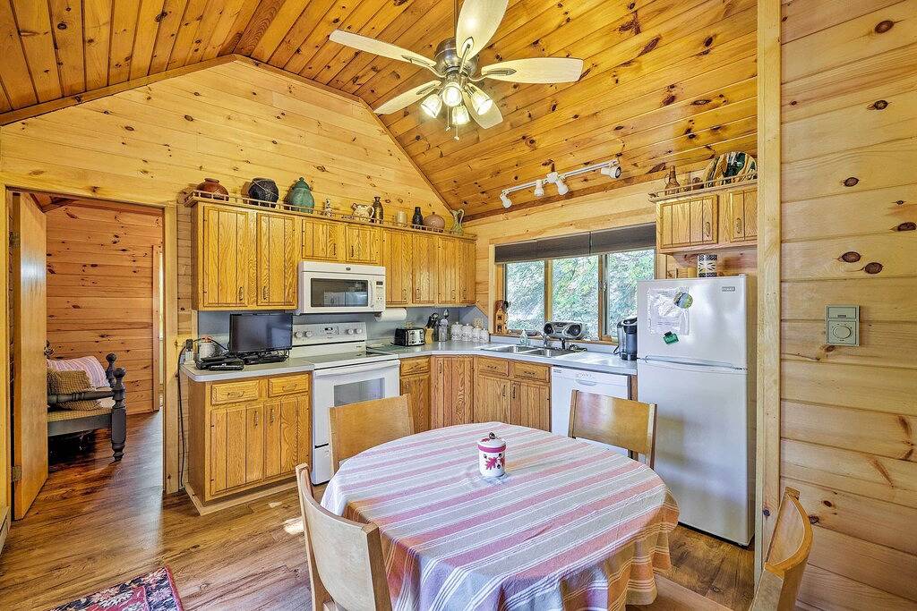 Bolton Landing Cottage w / Deck - Gehen Sie zum Strand! in Bolton Landing, Adirondack Mountains