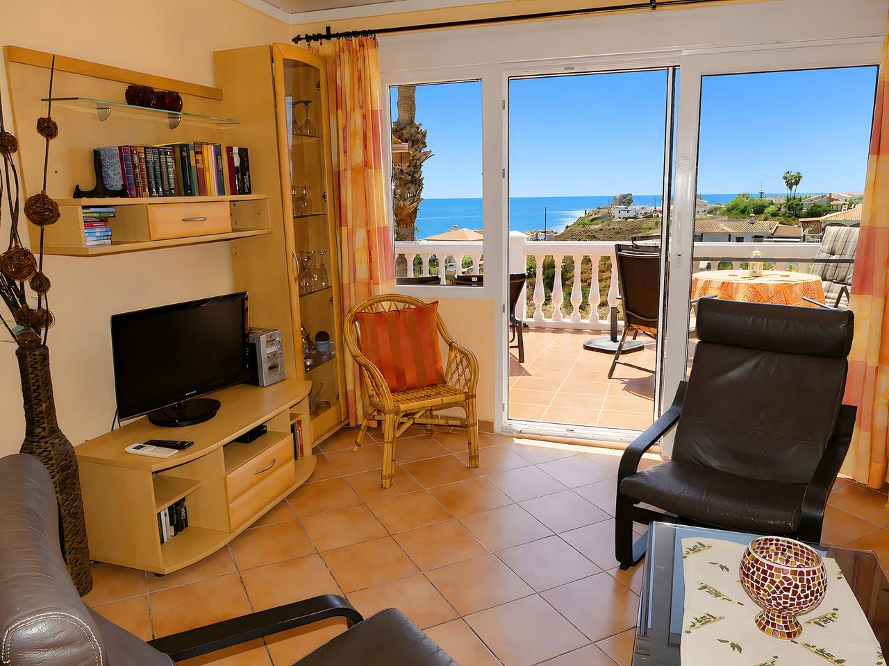 Apartamento entero, Apartamento 'Casa Bena' con gran balcón, preciosas vistas al mar y Wi-Fi gratis in Playa de Benajarafe, Vélez-Málaga