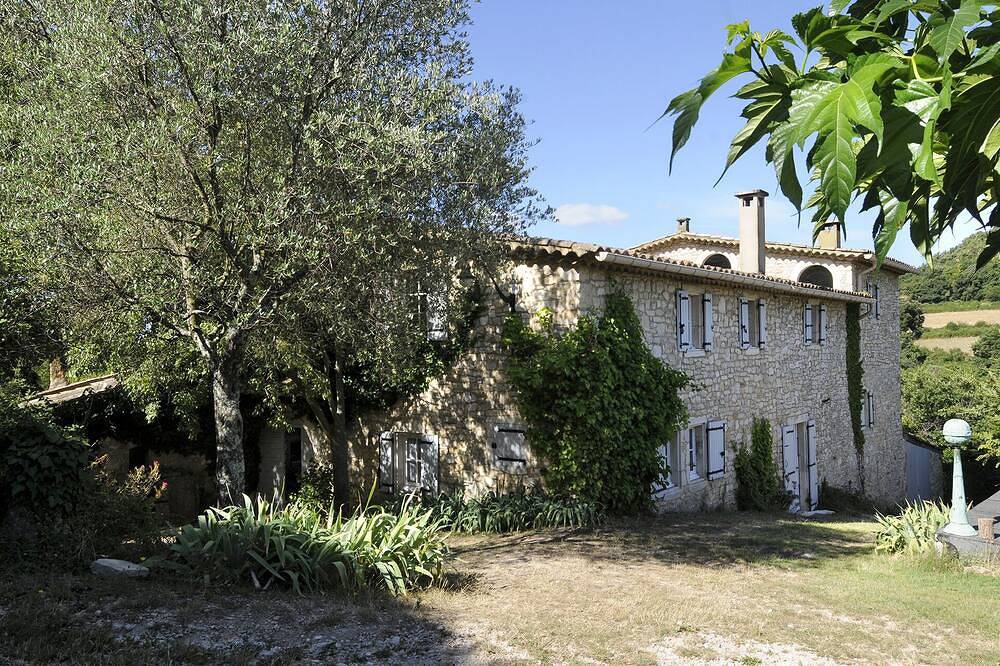 Mas provençal de caractère dans les collines surplombant la vallée de la Cèze in Issirac, Région de Nîmes