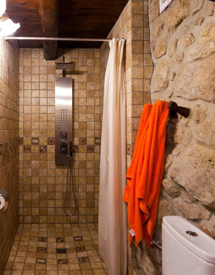 Casa rural para 9 personas, con piscina además de jardín y vistas, Se admiten mascotas en Berguedà - 2