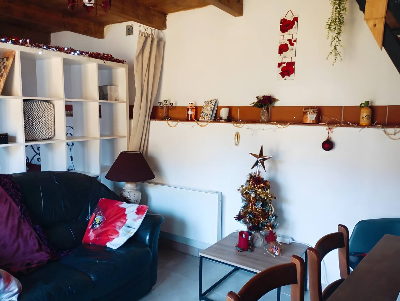 Cottage 'Gîte Les Coquelicots' with Shared Pool, Wi-Fi and Air Conditioning in Saint-Sébastien-d'Aigrefeuille, Cévennes