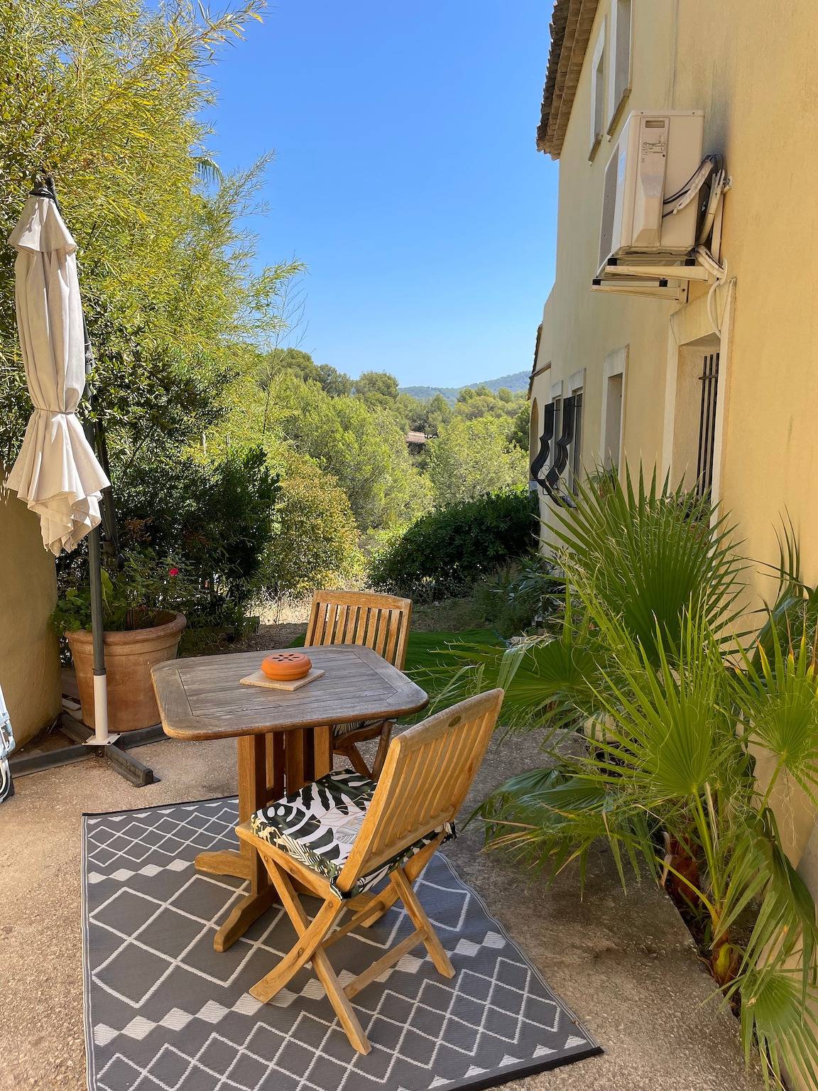 Villa 'Loft 45m2 Piscine' with Mountain View, Wi-Fi and Air Conditioning in Carqueiranne, Mediterranean Coast (France)