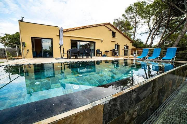 Location de vacances pour 8 personnes, avec jardin ainsi que jacuzzi et piscine à Saint-Bauzille-de-Montmel