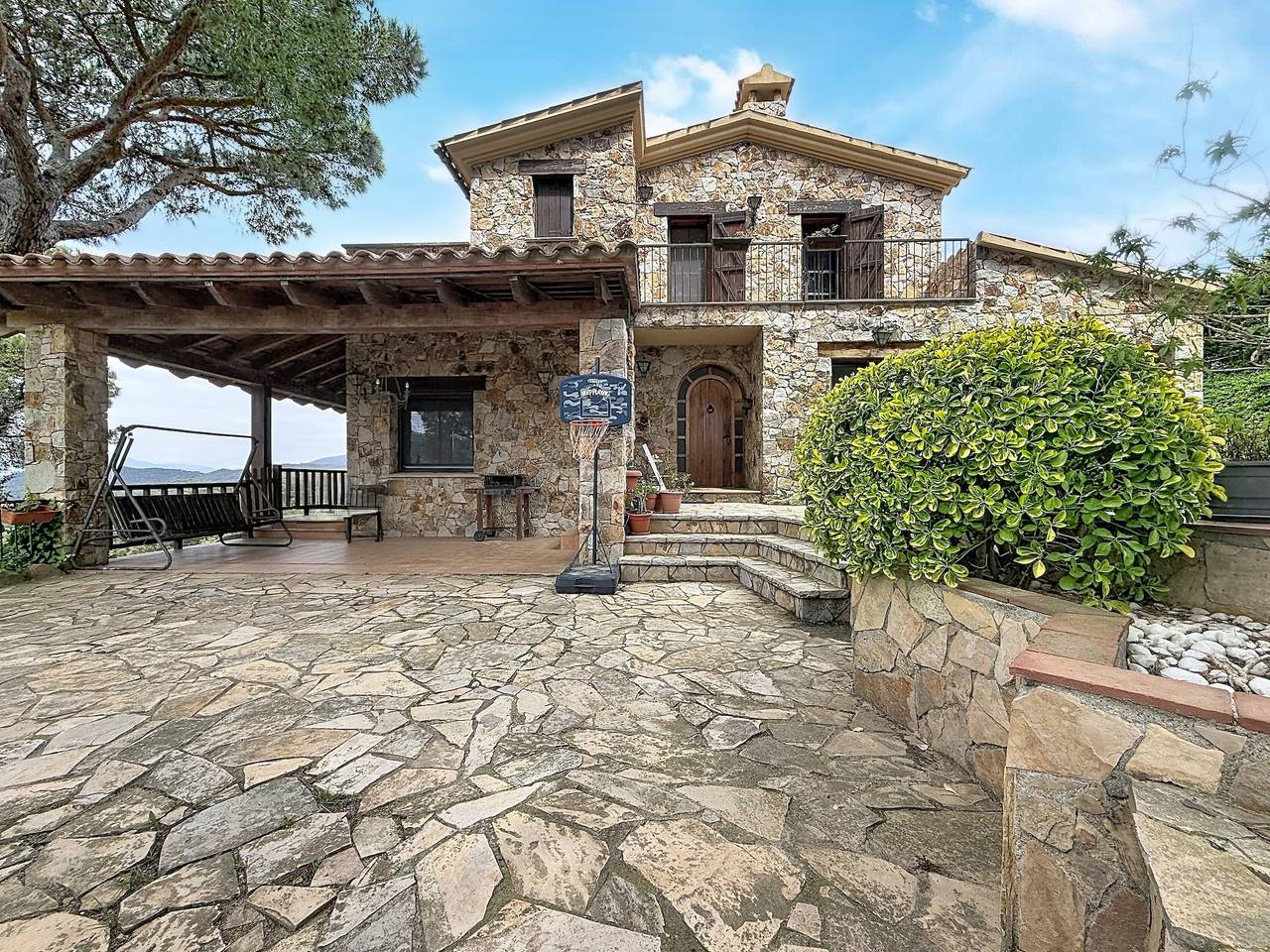 Villa 'Can Ayala' Arenys de Munt - Con jardín y piscina privada. in Vallgorguina, Costa del Maresme