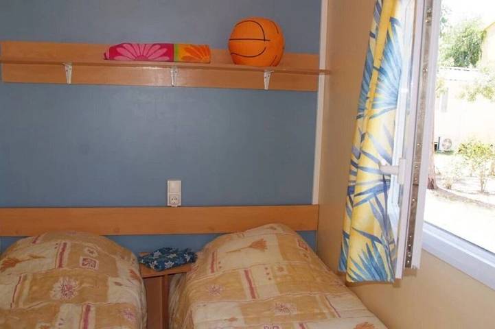 Zecamping 3* pataugeoire piscine locatif Tv clim 24m2 4 pers in Saint-Mitre-les-Remparts, Mediterranean Coast (France)