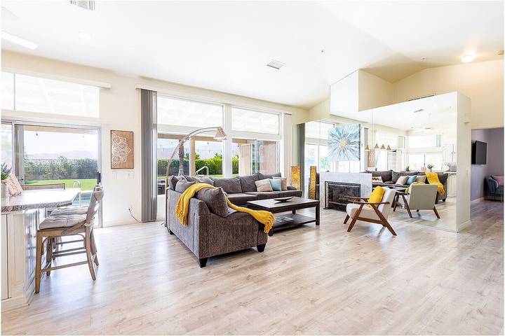 Vacation rental for 16 people, with yard and hot tub, with pets in Desert Hot Springs