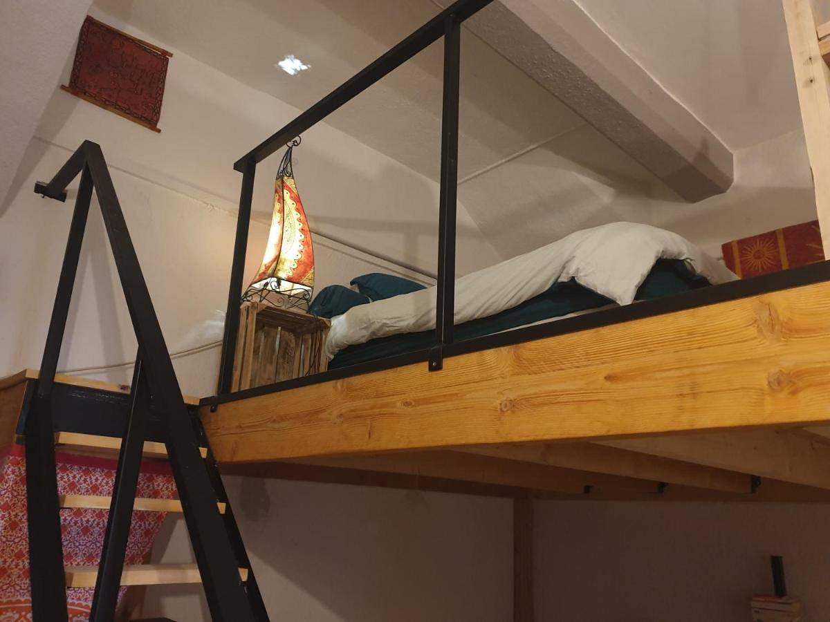 Appartement entier, One-Bedroom Apartment in Lambesc, Région d'Aix-en-Provence