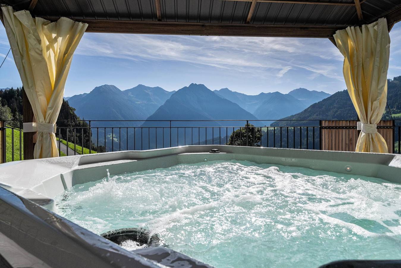 Ganze Wohnung, "Sunnseitn Lodge Apt Exclusive Panorama" mit beheiztem Whirlpool, Infrarotsauna und großer Terrasse in Stuls, Moos in Passeier