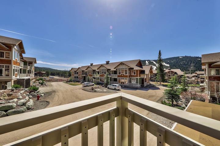Vacation rental for 5 people, with balcony and hot tub in Sun Peaks