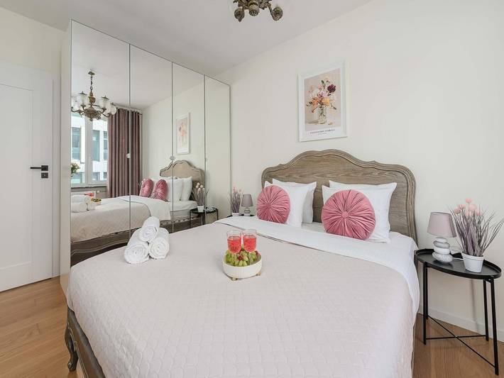 Ganze Wohnung, Apartment mit Balkon mit Skyline-Flair in Warschau Stadtmitte, Warschau