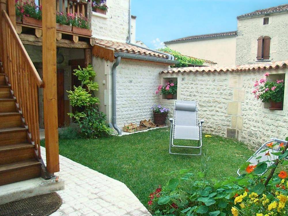 Alojamiento y desayuno para 4 personas con terraza in Gensac-la-Pallue, Charente