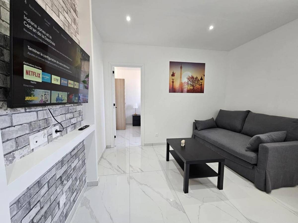 Appartement entier, One-Bedroom Apartment in Paray-Vieille-Poste, Essonne