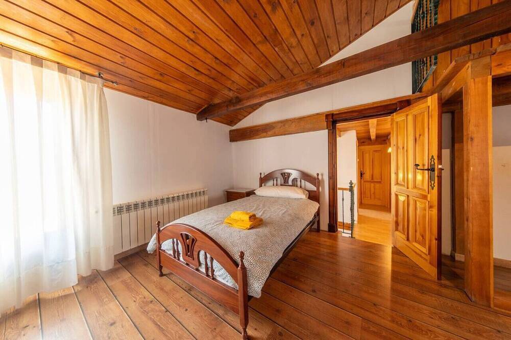 Two-Story Rural Home in Soria -with Bbq & Gameroom in Provincia de Soria