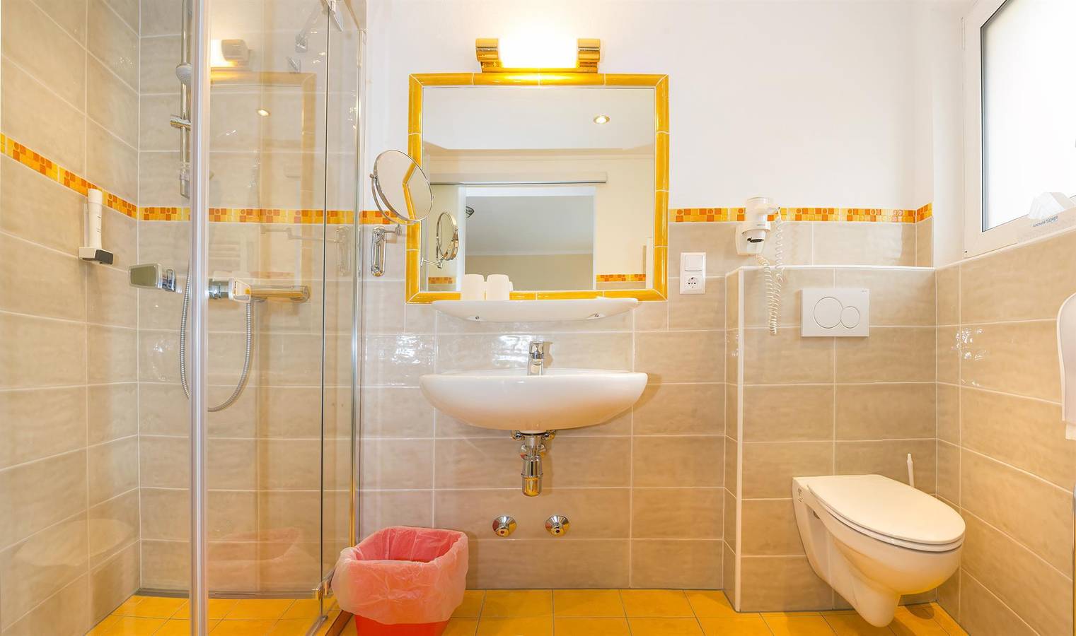 Éénpersoonskamer, bad, Wc, 1 slaapkamer in Niederau, Wildschönau