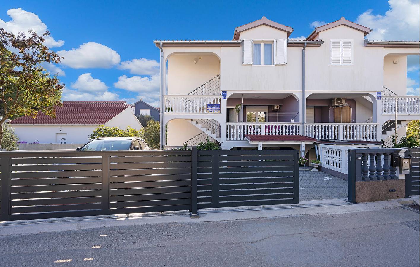 Ganze Ferienwohnung, Appartement am Strand mit WiFi, AC, Parkplatz und Terrasse in Vodice, Šibenik-Knin