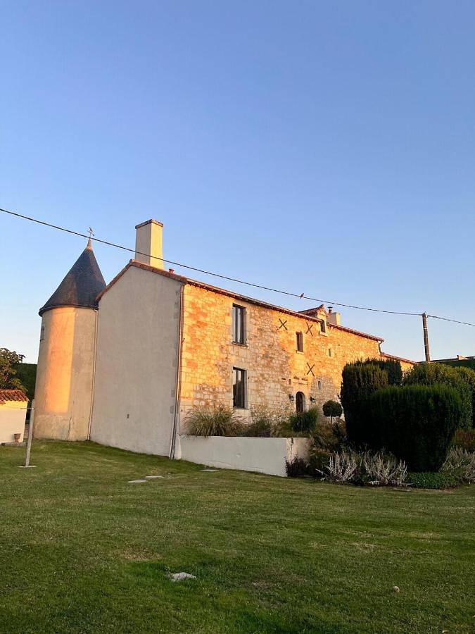 Location de vacances pour 2 personnes, avec piscine ainsi que vue et jardin à Concourson-sur-Layon