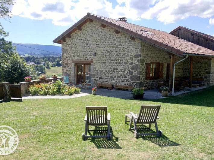 Location de vacances pour 10 personnes, avec jardin ainsi que terrasse et sauna à Chalmazel
