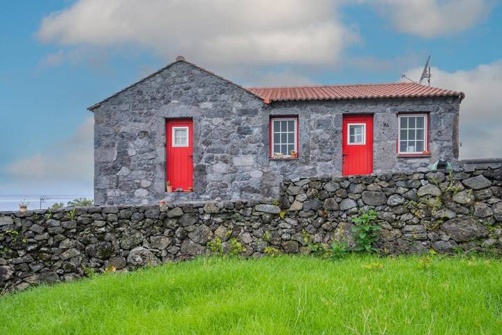 Casa de férias para 8 pessoas, com jardim e vista, com animais de estimação em São Jorge (Portugal)