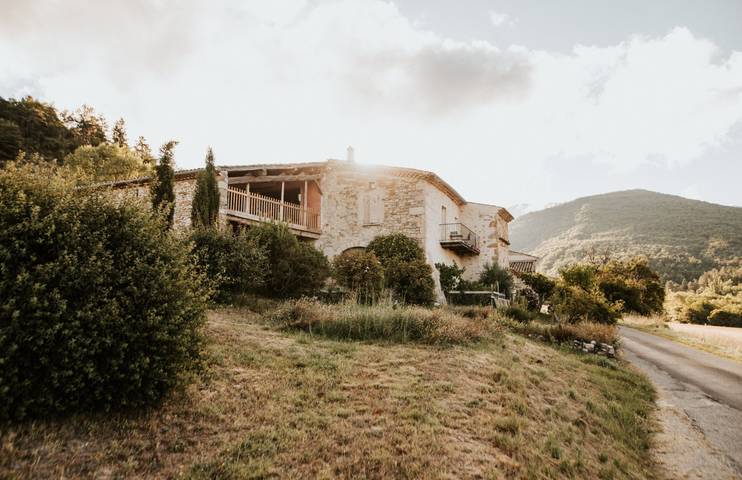 Gîte pour 15 personnes, avec jardin ainsi que piscine et terrasse