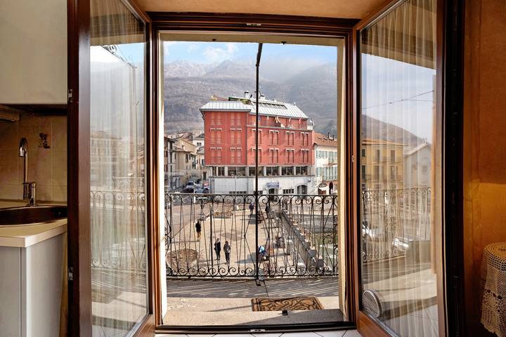 Apartamento inteiro, Apartamento 'Yellow House' com vista para o lago, varanda privada e Wi-Fi in Omegna, Lago Orta