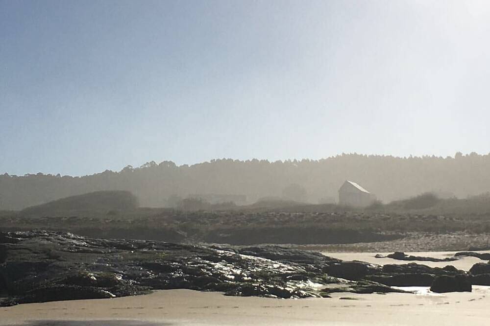 La Casa de Toro.  Na-Tu-Ra-Le-Za con Mayúsculas. in Praia de Espiñeirido (Porto do Son), Puerto del Son