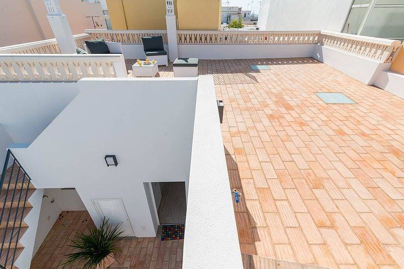 Gemütliches Reihenhaus in Fuseta mit Terrasse und Dachterrasse, 5 Minuten zum Strand in Fuseta, Moncarapacho e Fuseta