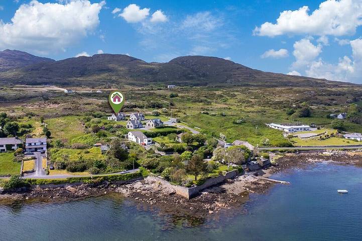 Holiday home for 8 people, with garden and terrace in Roundstone