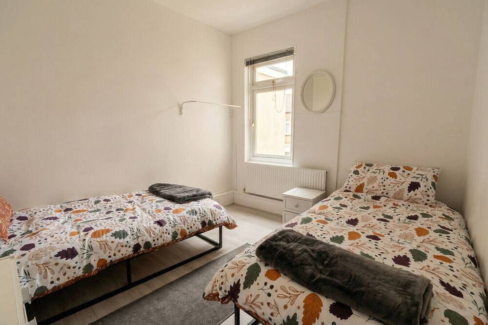 Sleeps 9, pet-friendly, with dedicated workspace and free parking in Gosport, Hampshire