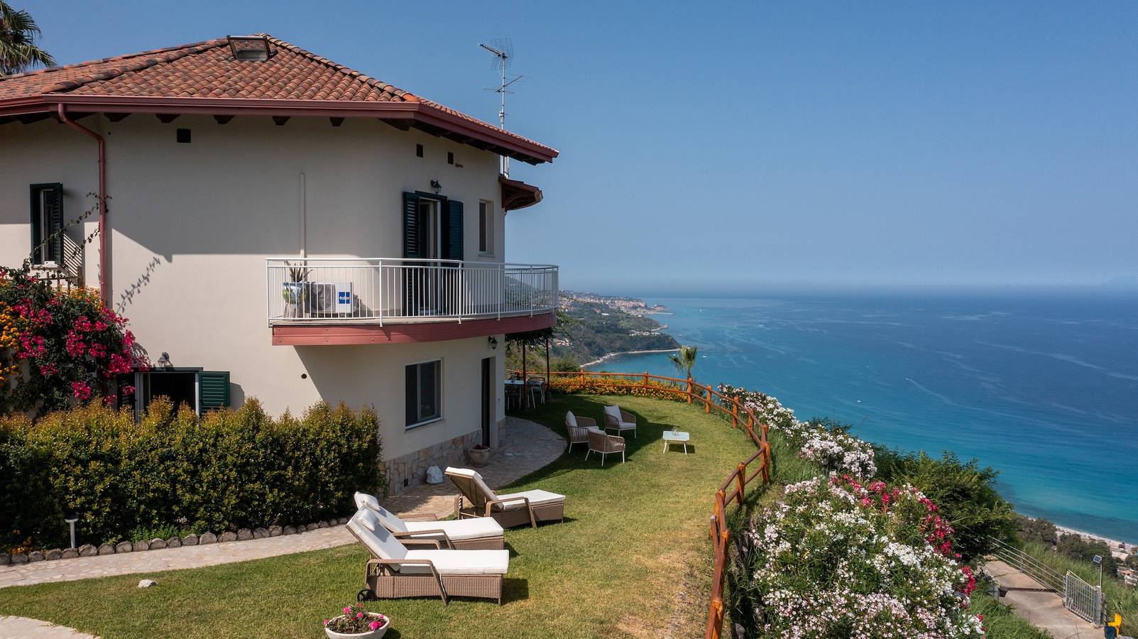 Villa 'Infinity' con piscina e vista mare, Wi-Fi e aria condizionata in Zambrone, Provincia di Vibo Valentia