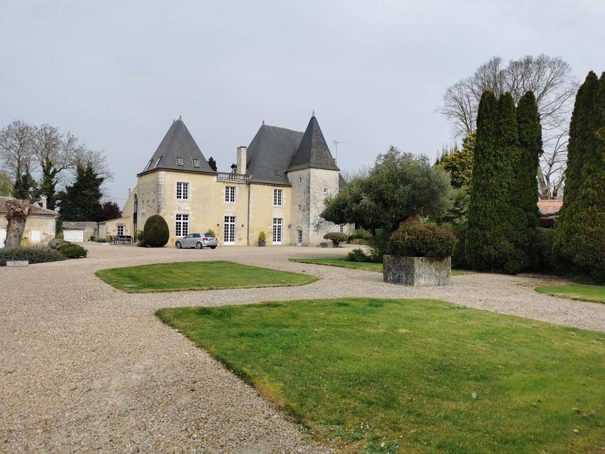 Château de La Vallade in Saint-Porchaire, Région de Saintes