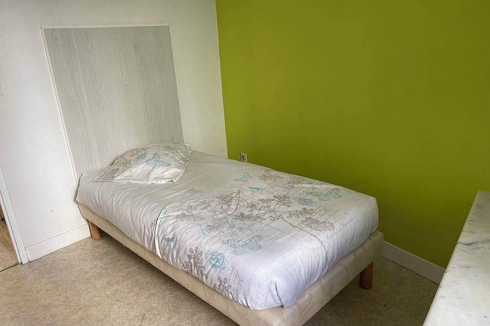 Entire apartment, F2 ground floor with garden, pets allowed free private parking in Villebret, Montluçon region