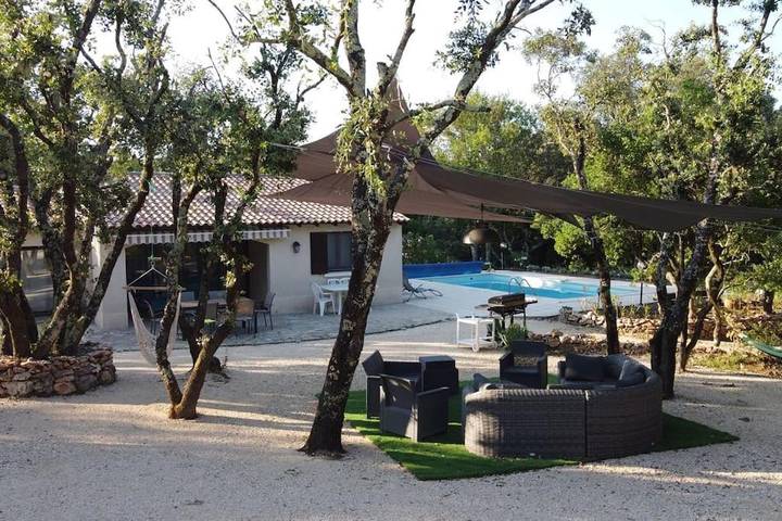 Villa pour 6 personnes, avec piscine et jardin, animaux acceptés