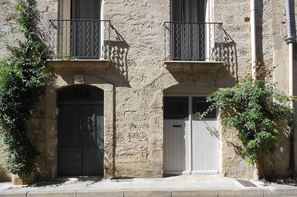 Entire apartment, Promotion In April for this beautiful apartment downtown Pezenas near the beaches in Pézenas, Côte d'Améthyste