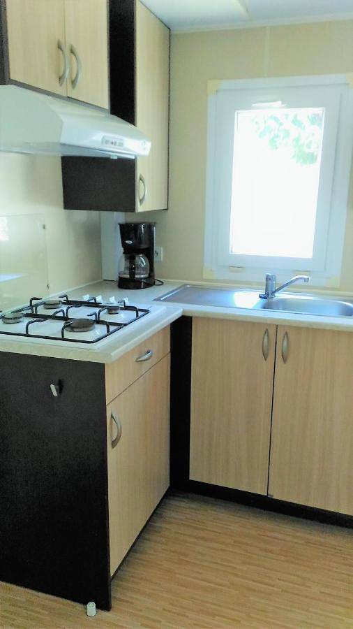 Camping pour 6 personnes, avec terrasse ainsi que piscine et bassin pour enfant à Vic-la-Gardiole - 4