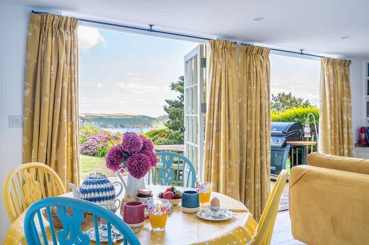 Vacation rental for 2 people, with yard and hot tub, with pets in St. John