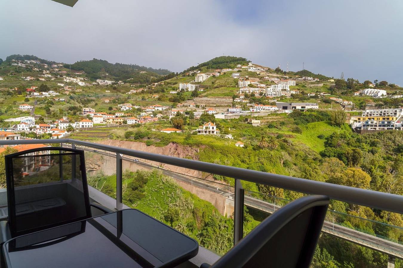Apartamento entero, Guestready - Vista a la montaña con piscina in Caniço, Isla de Madeira