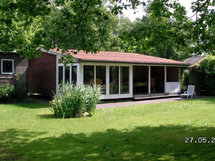 Ferienhaus für 4 Personen, mit Balkon und Terrasse sowie Garten und Seeblick in Ostfriesland