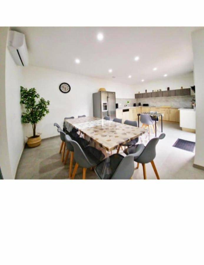 Location de vacances pour 12 personnes, avec vue ainsi que balcon et piscine à Vénissieux