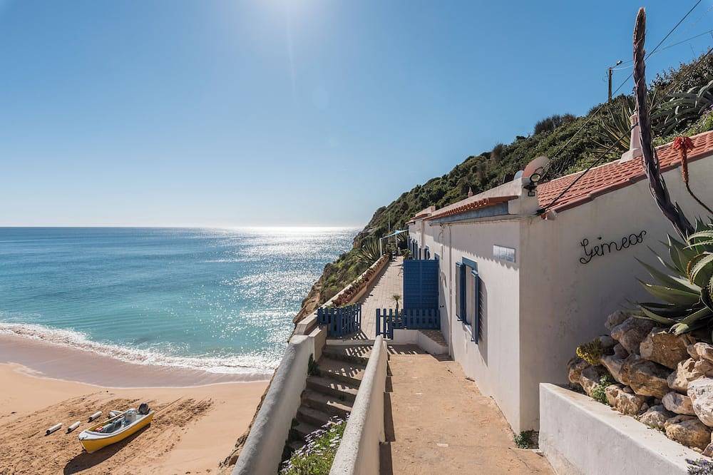 Bungallow on Benagil Beach in Lagoa, Faro District