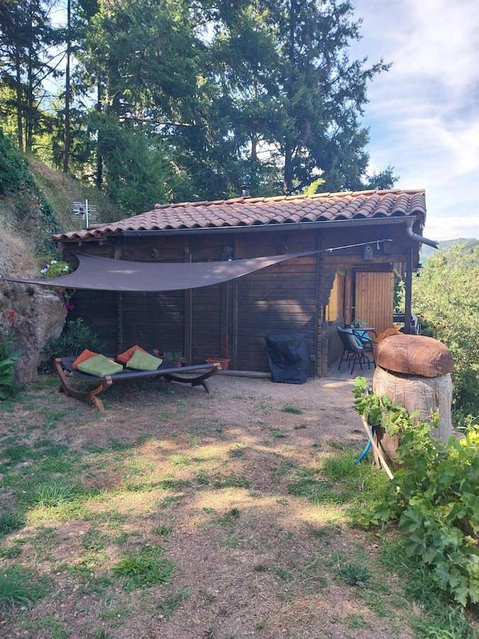 Location de vacances pour 2 personnes, avec terrasse ainsi que jardin et vue à Saint-Sauveur-de-Montagut